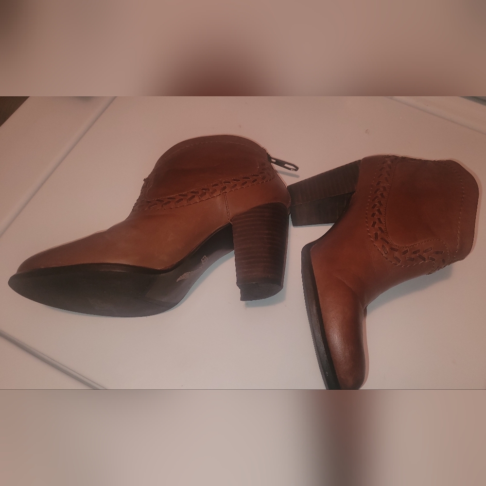 Ugg leather ankle boots size 7 western style.